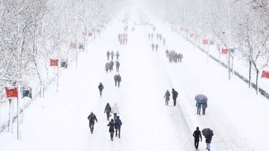 Personas caminando en Madrid en enero de 2021, en mitad de Filomena