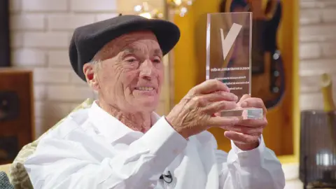 La tierna historia de Rogelio, el más veterano de ‘La Voz Senior’ en el mundo con 95 años: “Loco de contento estoy” Rogelio y su hijo se presentan a ‘La Voz Senior’ con mucha ilusión.