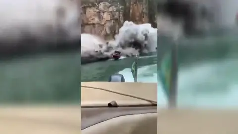 Al menos 2 muertos y 32 heridos por el desprendimiento de una roca sobre unas lanchas turísticas en Brasil Al menos 2 muertos y 32 heridos por el desprendimiento de una roca sobre unas lanchas turísticas en Brasil