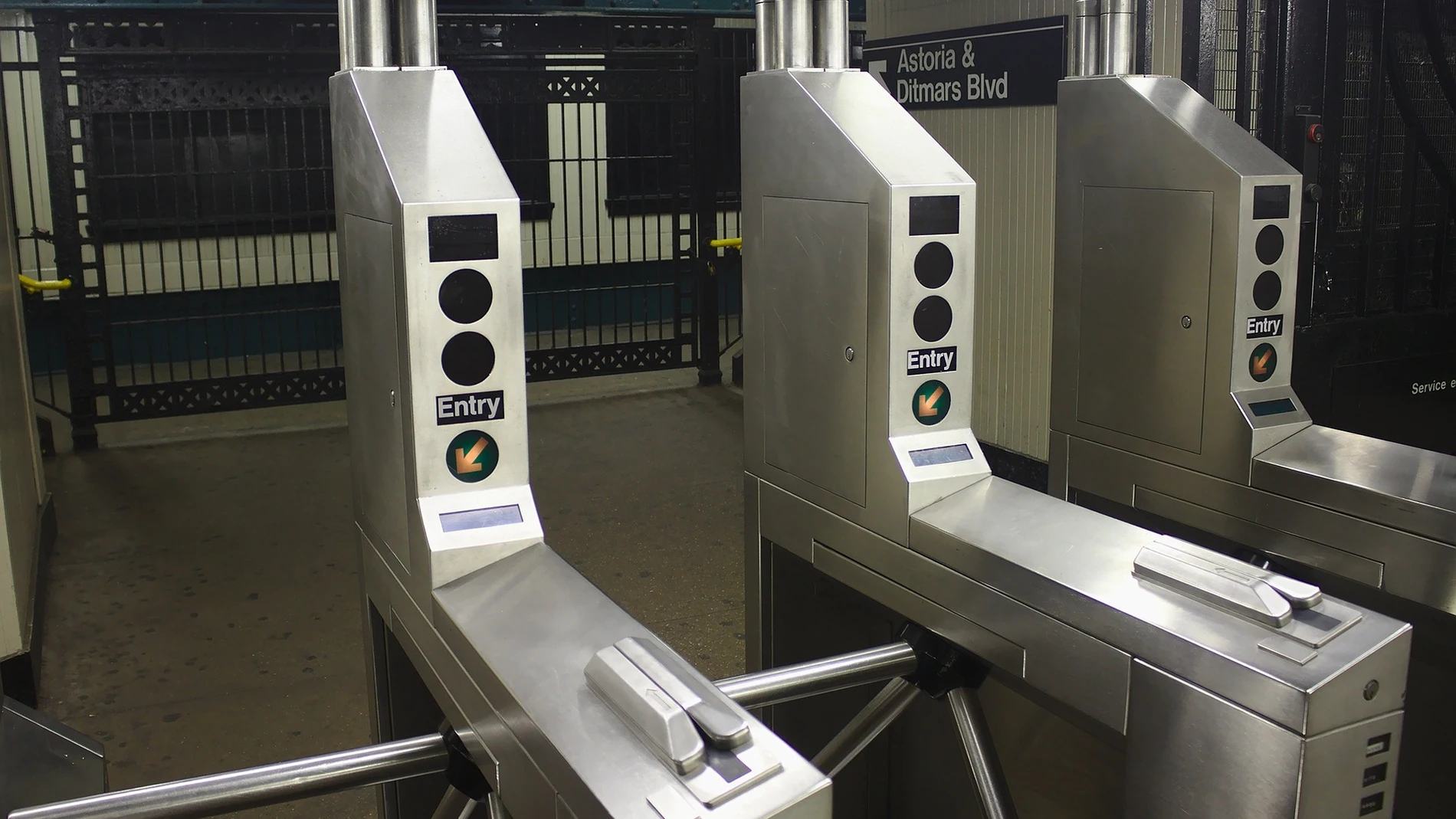 Un hombre muere tras romperse el cuello al intentar saltar los tornos de una estación de metro