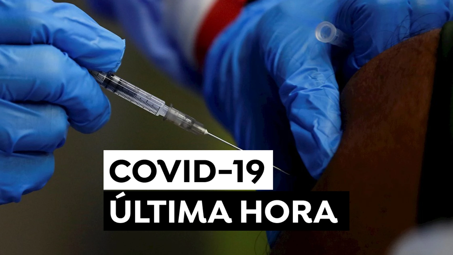 Una persona recibe una dosis de la vacuna contra la covid-19