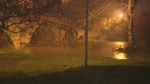 El río Arga comienza a desbordarse en Pamplona El río Arga comienza a desbordarse en Pamplona