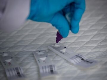 Sanidad pide la retirada del mercado de un test de antígenos por dar falsos positivos