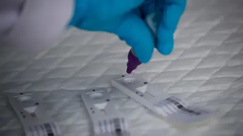 Sanidad pide la retirada del mercado de un test de antígenos por dar falsos positivos Sanidad pide la retirada del mercado de un test de antígenos por dar falsos positivos