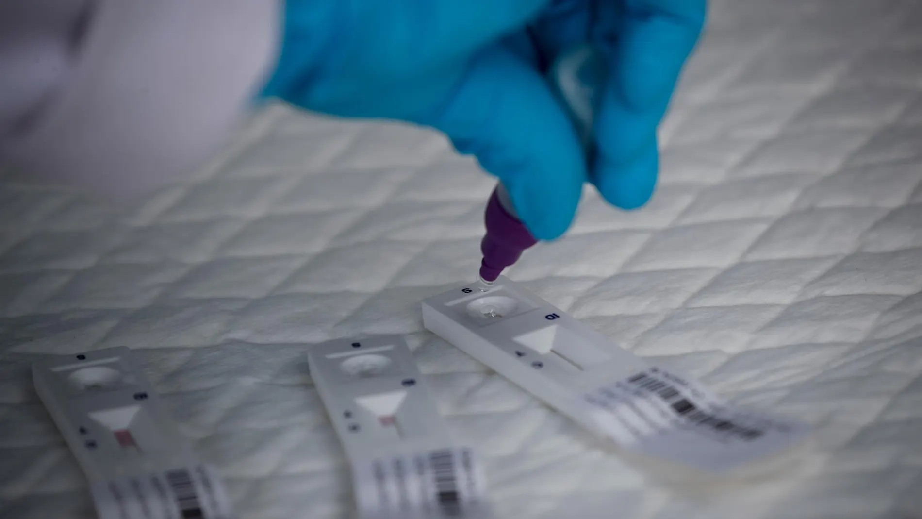 Sanidad pide la retirada del mercado de un test de antígenos por dar falsos positivos