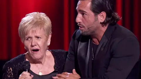 La divertida reacción de David Bustamante después de que una talent le confundiera con David Bisbal 'La Voz Senior'