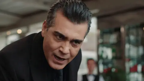 Volkan sigue a Asya hasta el hotel donde se hospeda con Sinan 'Infiel'