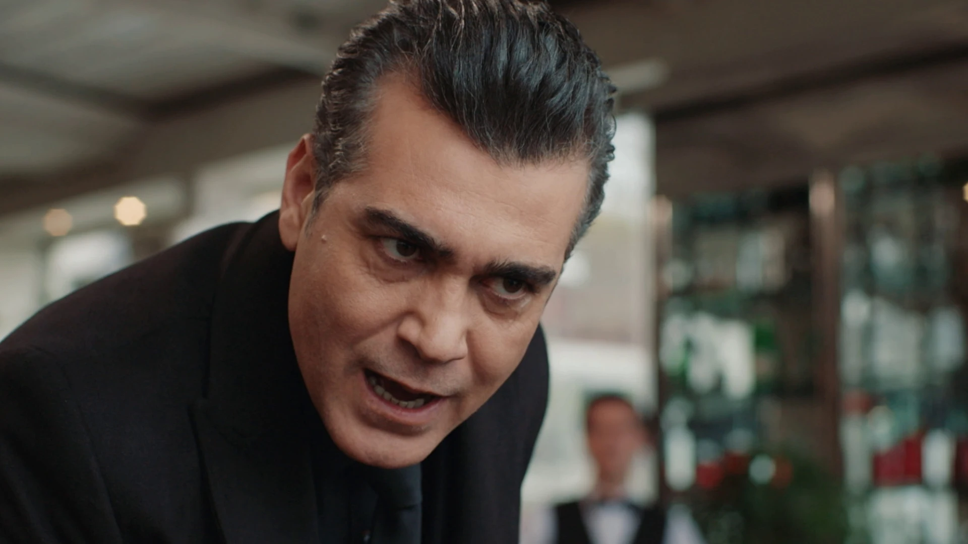 Volkan sigue a Asya hasta el hotel donde se hospeda con Sinan 'Infiel'