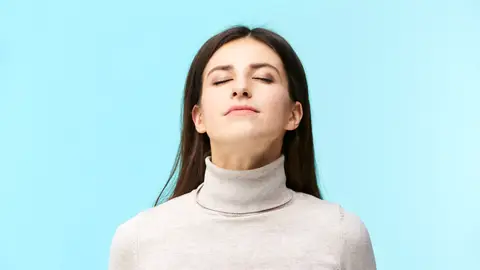 Mujer olfateando Mujer olfateando