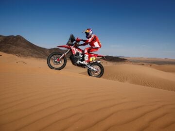 Sam Sunderland, en acción en la etapa 8 del Dakar 2022