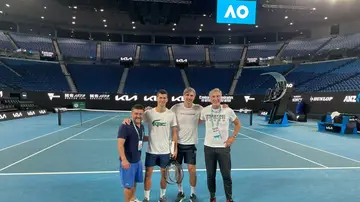 Novak Djokovic: "A pesar de todo lo que ha pasado, me quiero quedar y tratar de competir en en el Open de Australia"