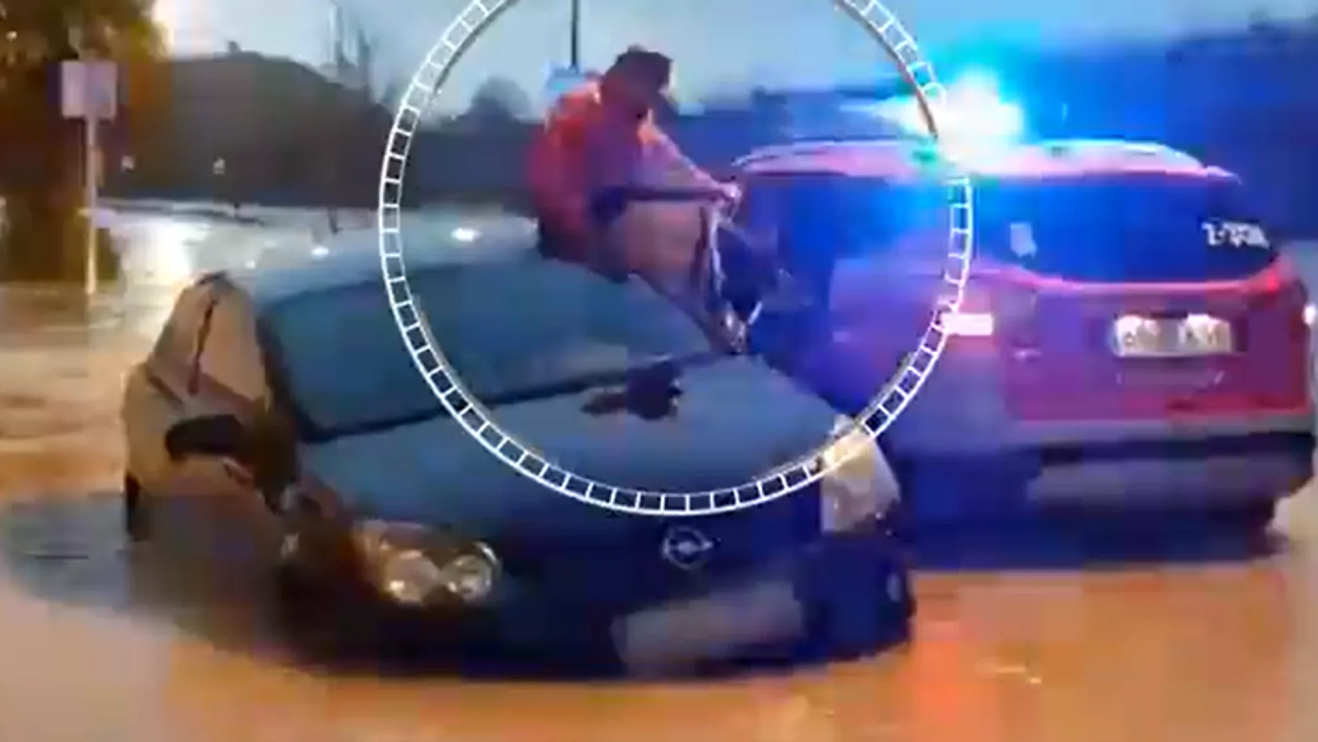 Una mujer es rescatada en Navarra tras quedar atrapada en su coche por el fuerte temporal de lluvia