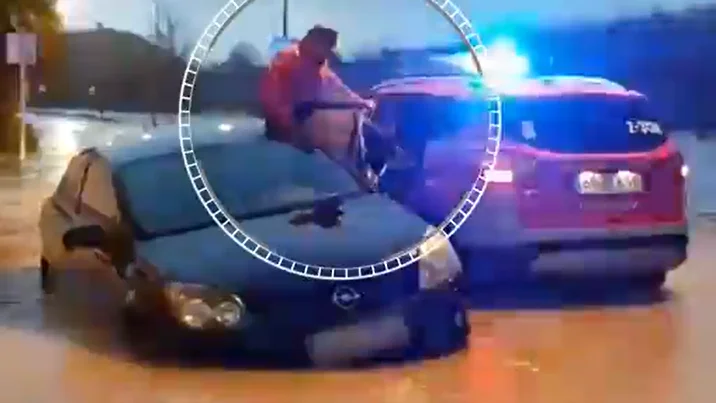 Una mujer es rescatada en Navarra tras quedar atrapada en su coche por el fuerte temporal de lluvia Una mujer es rescatada en Navarra tras quedar atrapada en su coche por el fuerte temporal de lluvia