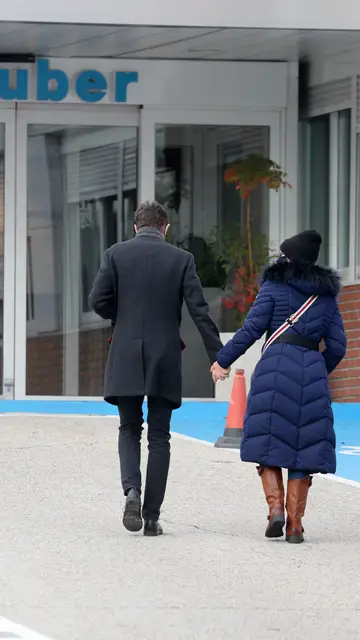 Chenoa y Miguel Sánchez Encinas entrando al hospital Chenoa y Miguel Sánchez Encinas entrando al hospital
