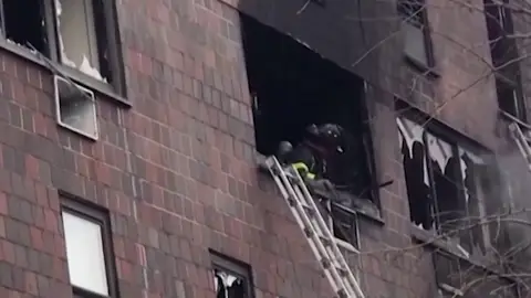 El trágico incendio en Nueva York deja 19 muertos y más de 60 heridos El trágico incendio en Nueva York deja 19 muertos y más de 60 heridos