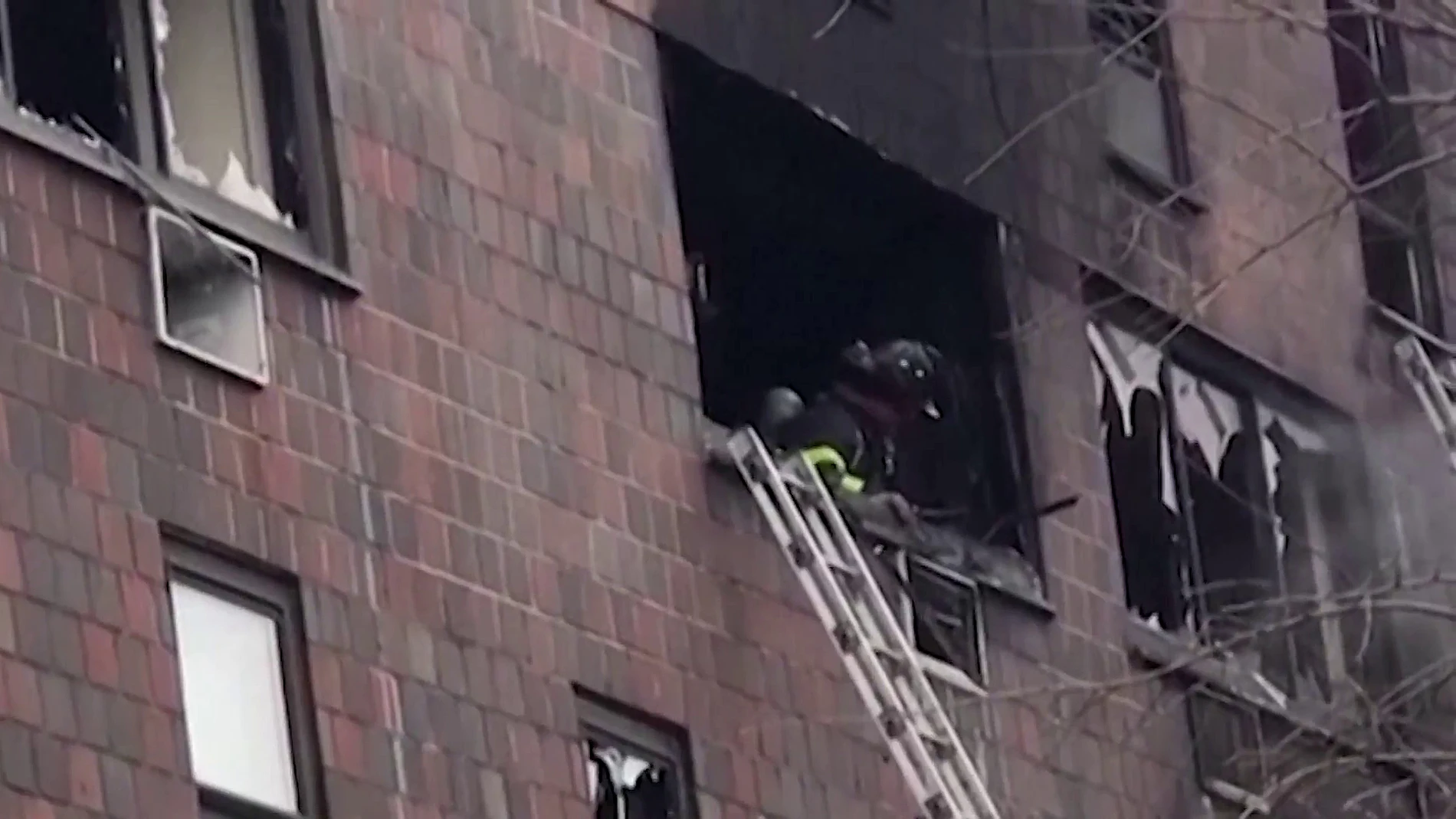 El trágico incendio en Nueva York deja 19 muertos y más de 60 heridos