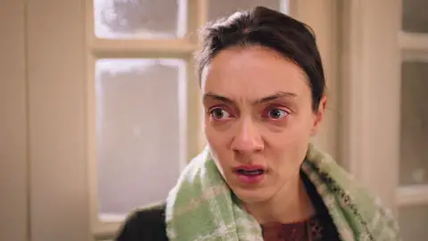 Gülben descubre que Anil es más peligroso de lo que parece: “Un loco acosa a Han” Mejores momentos | Capítulo 51