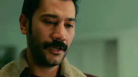 Yilmaz, emocionado, sostiene en brazos a su hijo por primera vez Yilmaz, emocionado, sostiene en brazos a su hijo por primera vez