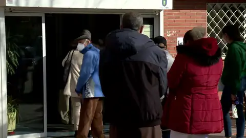 Ciudadanos esperando en un centro de salud Ciudadanos esperando en un centro de salud