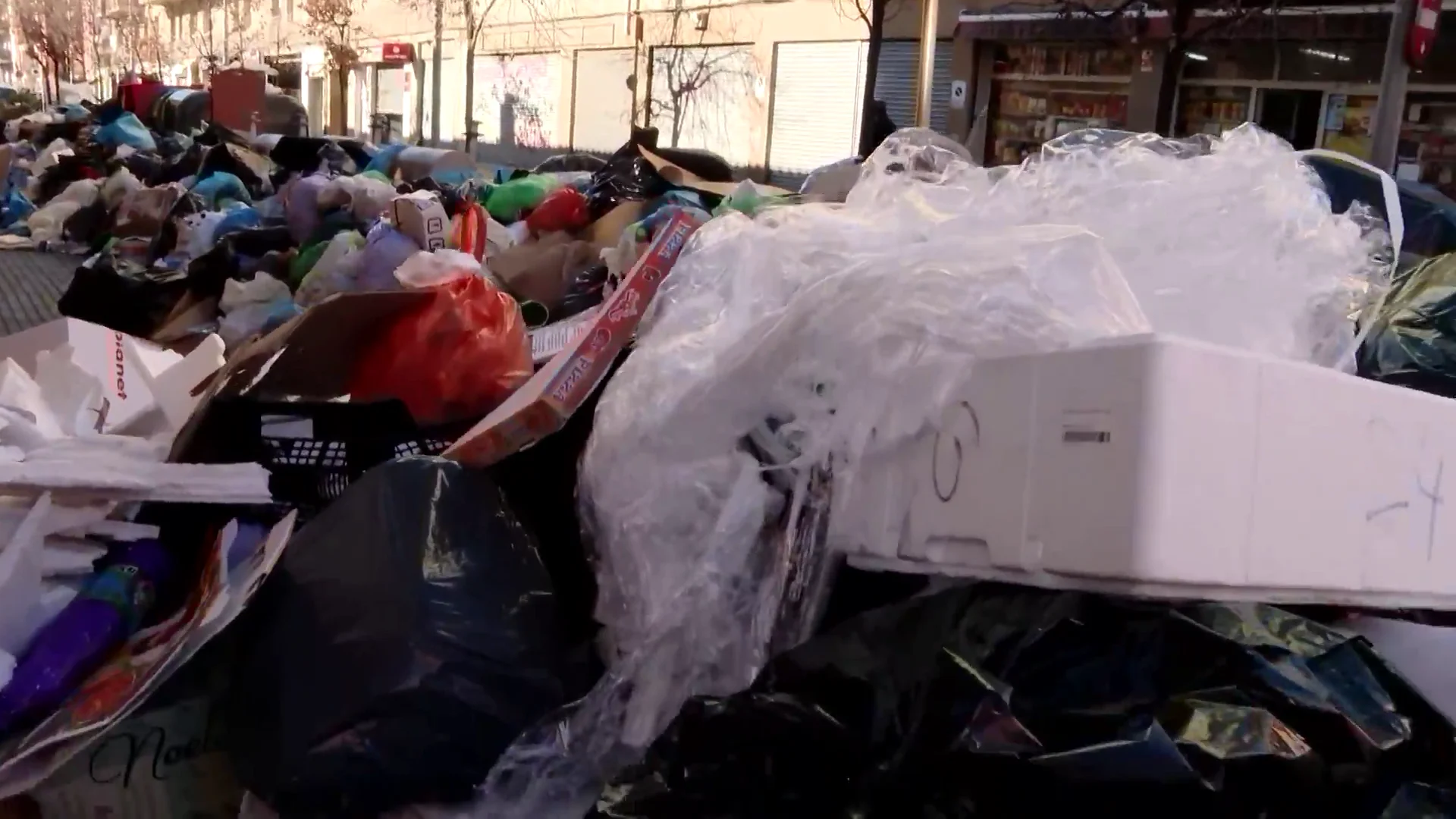 Los vecinos de Salt se quejan de las monta&ntilde;as de basura en las calles: "Va a ser peor que el covid"