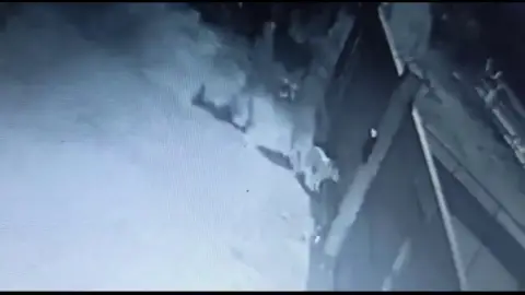 Vídeo: Abandonan a un perro en un refugio y se dan a la fuga Vídeo: Abandonan a un perro en un refugio y se dan a la fuga