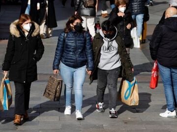 Gente caminando por calles comerciales