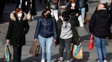 Gente caminando por calles comerciales Gente caminando por calles comerciales