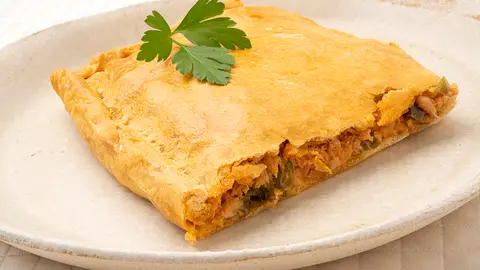 Receta de empanada casera de atún y huevo: paso a paso de Karlos Arguiñano Receta de empanada casera de atún y huevo: paso a paso de Karlos Arguiñano