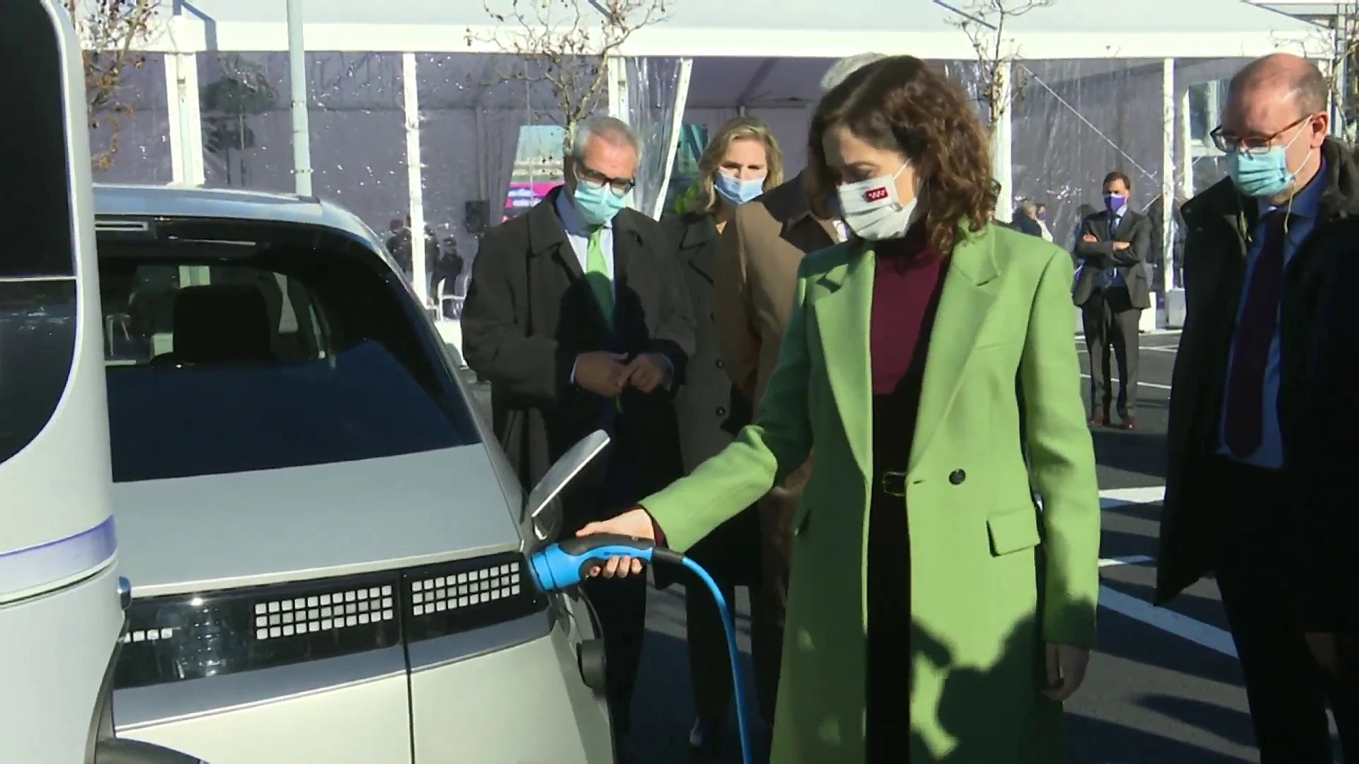 Isabel D&iacute;az Ayuso inaugura la mayor electrolinera de carga r&aacute;pida de Espa&ntilde;a