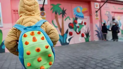 Imagen de un niño en el cole Imagen de un niño en el cole