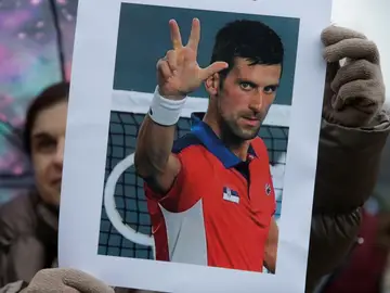 Un aficionado sostiene una imagen de Djokovic en Melbourne
