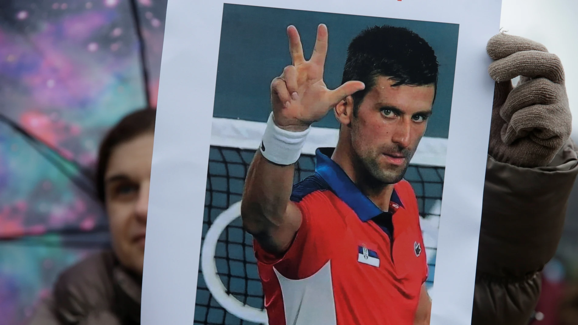 Un aficionado sostiene una imagen de Djokovic en Melbourne