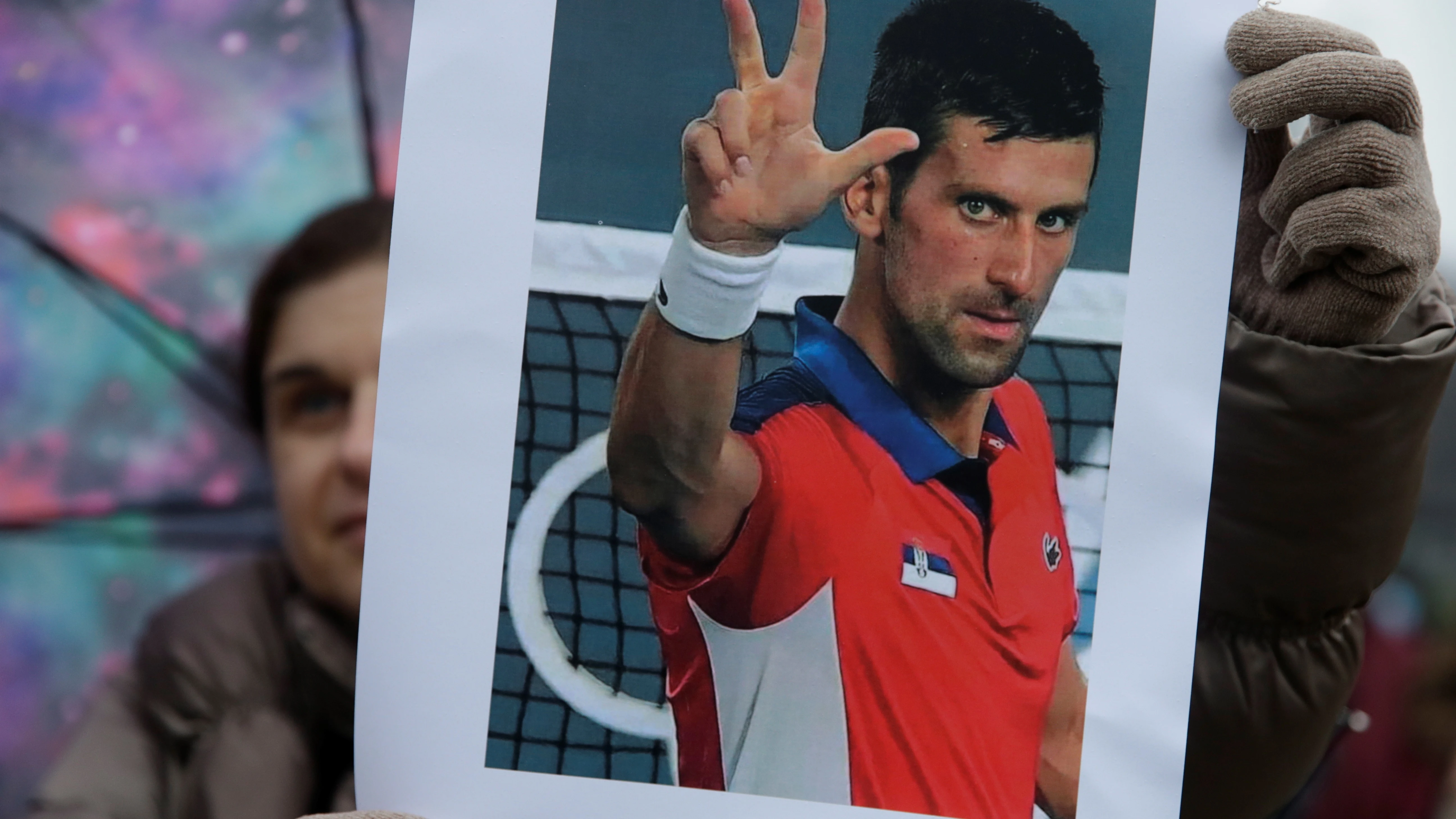 Un aficionado sostiene una imagen de Djokovic en Melbourne