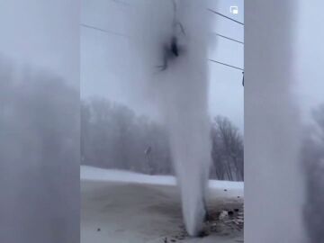 Un cañón de nieve roto golpea con violencia a los esquiadores que iban en un telesilla en EE.UU