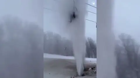 Un cañón de nieve roto golpea con violencia a los esquiadores que iban en un telesilla en EE.UU Un cañón de nieve roto golpea con violencia a los esquiadores que iban en un telesilla en EE.UU
