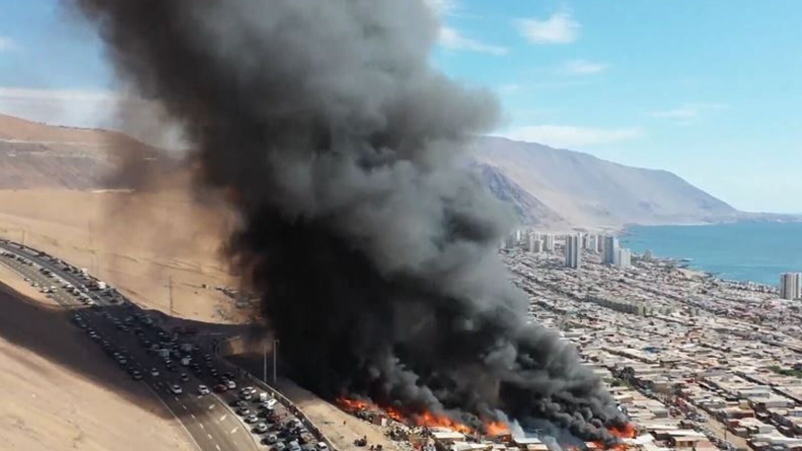 Un gran incendio arrasa un pueblo chabolista en Chile
