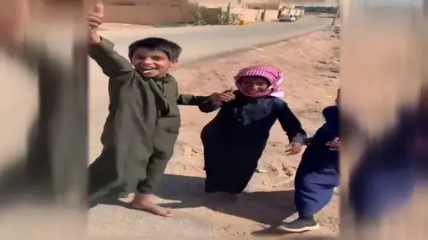 El precioso gesto de Petrucci con unos niños en el rally Dakar El precioso gesto de Petrucci con unos niños en el rally Dakar