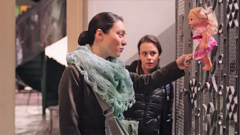 Gülben encuentra una sospechosa nota en una de sus muñecas, ¿quién la ha escrito? Mejores momentos | Capítulo 52