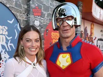 John Cena con el casco de 'El Pacificador'  John Cena con el casco de 'El Pacificador'