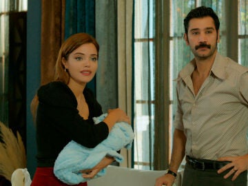 Müjgan estalla al descubrir a Yilmaz y Züleyha juntos 