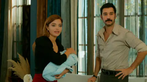 Müjgan estalla al descubrir a Yilmaz y Züleyha juntos Müjgan estalla al descubrir a Yilmaz y Züleyha juntos