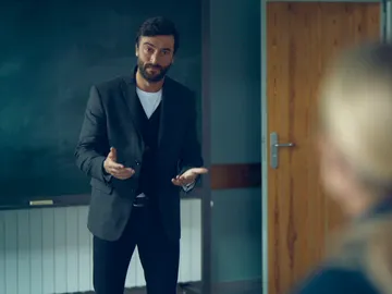 Xavier se presenta en la clase de Laura para tratar de aclarar la situación Xavier se presenta en la clase de Laura para tratar de aclarar la situación