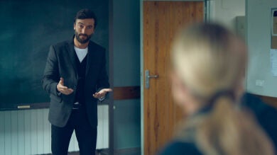 Xavier se presenta en la clase de Laura para tratar de aclarar la situación