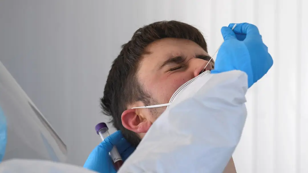 Récord de contagios por Covid-19 mientras se plantea la idea de 'gripalizar' tras la sexta ola Récord de contagios por Covid-19 mientras se plantea la idea de 'gripalizar' tras la sexta ola