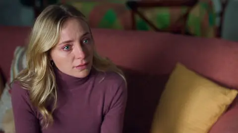 Laura se enfrenta a los inspectores: “¡Hacen que sienta que la acusada soy yo!” Laura se enfrenta a los inspectores: “¡Hacen que sienta que la acusada soy yo!”