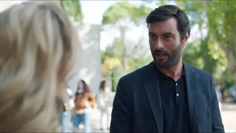 Xavier le propone a Laura una primera cita Xavier le propone a Laura una primera cita