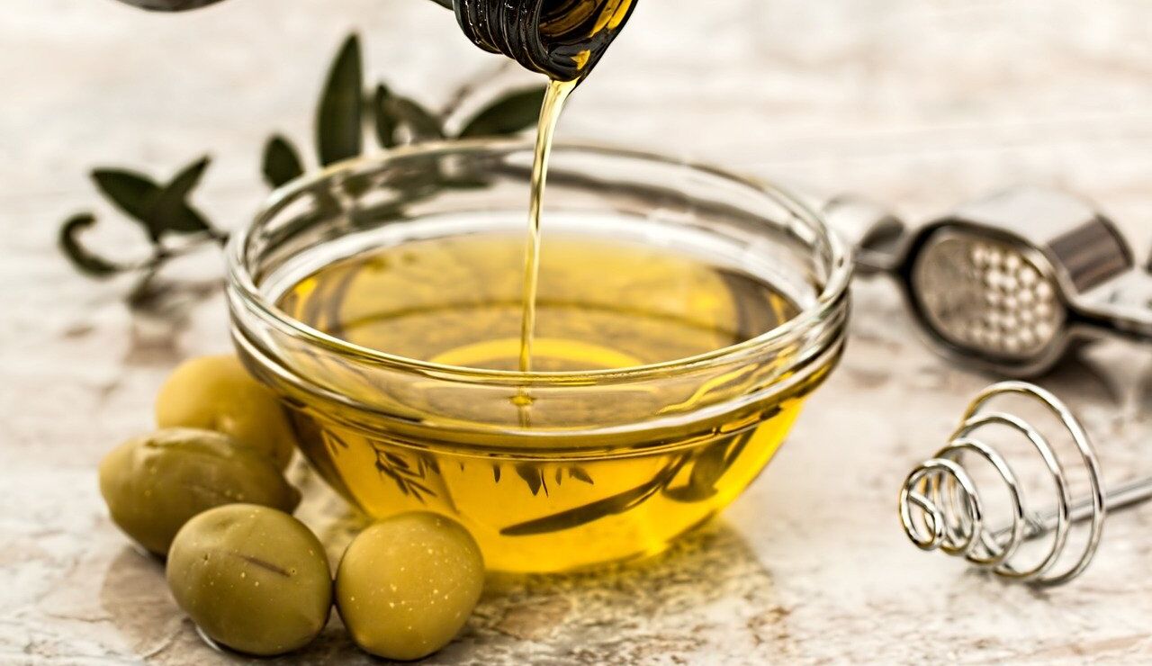 Tarro con aceite de oliva y aceitunas