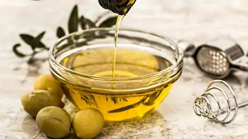 Tarro con aceite de oliva y aceitunas Tarro con aceite de oliva y aceitunas