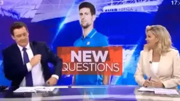 Dos presentadores de la televisión australiana son pillados con el micrófono abierto criticando a Djokovic: "Es un sinvergüenza mentiroso" Dos presentadores de la televisión australiana son pillados con el micrófono abierto criticando a Djokovic: "Es un sinvergüenza mentiroso"