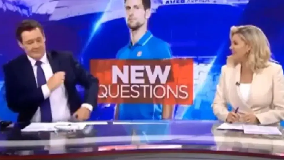 Dos presentadores de la televisión australiana son pillados con el micrófono abierto criticando a Djokovic: "Es un sinvergüenza mentiroso" Dos presentadores de la televisión australiana son pillados con el micrófono abierto criticando a Djokovic: "Es un sinvergüenza mentiroso"